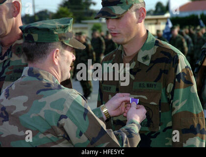 041116-N-9712C-003 de la base navale de Ventura County, en Californie (nov. 16, 2004) - 3e classe Métallos Justin est présenté, au Sasser Purple Heart par le commandant, Naval Facilities Engineering Command et chef des ingénieurs civils, arrière Adm. Michael lâche, pour les blessures reçues par le tir indirect tout en travaillant au Camp Falloujah, en Irak. Sasser a fait partie d'un détachement affecté au Bataillon mobile de construction navale (Quatre NMCB-4) déployés dans le cadre de l'opération Iraqi Freedom (OIF). U.S. Navy photo by Photographer's Mate Airman John P. Curtis (libéré) US Navy 041116-N-9712C-003 3e classe Métallos Justin Sasser Banque D'Images