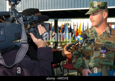 041116-N-9712C-007 Naval Base Ventura Comté (Californie (nov. 16, 2004) - Master Chef Constructionman Martin Yingling est interviewé par un membre de la presse après avoir reçu un Purple Heart pour blessures reçues par le tir indirect tout en travaillant au Camp Falloujah, en Irak. Yingling faisait partie d'un détachement affecté au Bataillon mobile de construction navale (Quatre NMCB-4) déployés dans le cadre de l'opération Iraqi Freedom (OIF). U.S. Navy photo by Photographer's Mate Airman John P. Curtis (libéré) US Navy 041116-N-9712C-007 Master Chief Constructionman Martin Yingling est interviewé par un membre de la presse afte Banque D'Images