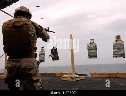 041116-N-5345W-167 de la mer d'Oman (nov. 16, 2004) - Technicien de l'information 1re classe Allen Schneider affecté à l'unité mobile de destruction des engins explosifs (EODMU Six-6), le Détachement 10, les feux d'un M4-A1 fusil d'assaut au cours d'un exercice de tir réel à bord du porte-avions de classe Nimitz USS Harry S. Truman (CVN 75). Truman de dix Groupe aéronaval (CSG-10) et son escadre aérienne de transporteur a entrepris trois (CVW-3) sont en ce moment sur un déploiement prévu à l'appui de la guerre globale contre le terrorisme. U.S. Navy photo by Photographer's Mate Airman Kristopher Wilson (libéré) US Navy 041116-N-5345W-167 Tec Information Banque D'Images