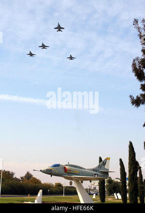 021023-N-2096B-003 de la base aéronavale de Lemoore, Californie (oct. 23, 2002) -- Quatre F/A-18 le ÒHornetsÓ fly le 'Missing Man' formation en l'honneur de quatre aviateurs navals de Strike Fighter Squadron 4 (VFA-41) qui sont portés disparus et présumés morts, à la suite d'une collision en vol alors qu'il effectuait une mission d'entraînement de routine au large de la côte de Californie sur Octobre 18, 2002. Tués étaient le lieutenant Stephen R. Nevarez, 31, New Orleans, Louisiane, Agent des systèmes d'armes, le Lieutenant Joel A. Korkowski, 30, Phoenix, Arizona), pilote, le Lieutenant Matthew S., Shubzda 27, Dallas, Texas, pilote, et le lieutenant Stephen N. Benson, 26, Virginia Beach, en Virginie, W Banque D'Images