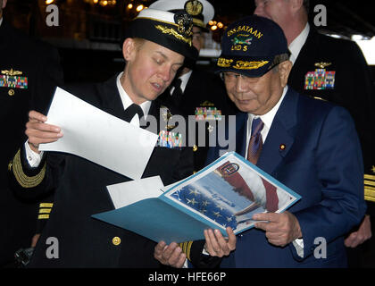 041120-N-4008C-034 Norfolk, Va. (nov. 20, 2004) - Commandant, USS Bataan (DG 5), Capt Nora Tyson, présente une photo de la Ministre japonaise de la Défense, Yoshinori Ohno, après une visite de l'assaut amphibie. Ohno a visité Bataan et le sous-marin d'attaque USS SSN Minneapolis-Saint Paul (708) au cours d'une visite à Norfolk, Va. U.S. Navy photo by Photographer's Mate 2e classe Jonathan Carmichael (libéré) US Navy 041120-N-4008C-034, commandant de l'USS Bataan (DG 5), Capt Nora Tyson, présente une photo de la Ministre japonaise de la Défense, Yoshinori Ohno Banque D'Images