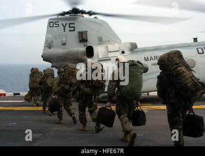 041122-N-5313A-049 Onslow Bay, N.C. (Nov. 22, 2004) - US Marines, affecté à la 26e Marine Expeditionary Unit (MEU), bord d'un CH-46E Sea Knight helicopter, qui se préparent à aller à terre du navire d'assaut amphibie USS Kearsarge (DG 3). Le groupe expéditionnaire Kearsarge (ESG) et lancé 26 MEU sont chargés de l'instruction intégrée en préparation pour un prochain déploiement prévu. U.S. Navy photo by Photographer's Mate Airman Sarah E. Ard (libéré) US Navy 041122-N-5313A-049 des Marines américains, affecté à la 26e Marine Expeditionary Unit (MEU), bord d'un CH-46E Sea Knight Banque D'Images