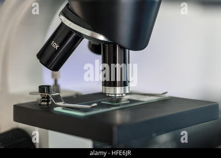 Lentille de microscope et glisser close up Banque D'Images