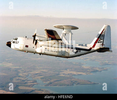 021028-N-0000X-001 Patuxent River, Maryland (oct. 28, 2002) -- Un NC-130H offre un test en vol d'essai pour un programme de modernisation des radars (PGR) en cours de développement pour la prochaine génération E-2C Hawkeye "transporteur" (système aéroporté de détection lointaine de l'avion. VAW) Lockheed Martin produira cinq systèmes radar qui seront utilisés pour la qualification, la fiabilité et les essais en vol, suivi d'un programme de production à grande échelle qui va équiper 75 appareils dans la flotte E-2C en 2020. Photo de la Marine américaine. (Libéré) US Navy 021028-N-0000X-001 Un NC-130H offre un test en vol d'essai pour un programme de modernisation des radars (RMP) Banque D'Images