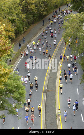 021027-N-2383B-522 Washington, D.C. (oct. 27, 2002) -- les coureurs de marathon participant à cette année, le Marathon du Corps des Marines ont un avant-goût de Rock Creek Park comme le cours passe par l'espace boisé de plus le District de Columbia. C'est le 27e marathon du Marine Corps, 'la', Marathon qui commence et se termine dans le Mémorial de la Marine dans la région de Arlington, VA. C'est un 26 km, 385 yard USA Track & Field cours certifié qui traverse l'Arlington, Georgetown et le District de Columbia. U.S. Navy photo by Chef PhotographerÕs Bivera Johnny Mate. (Libéré) US Navy 021027-N-2383B-522 Ma Banque D'Images