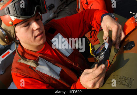 041211-N-4953E-185 Golfe Persique (déc. 11, 2004) - Aviation aviateur Ordnanceman James Brady, affecté à l'Escadron de chasse de grève ÒGunslingersÓ un zéro cinq (VFA-105) couples les fin de 500 livres sur une bombe guidée laser GBU-12) (sur un F/A-18 Hornet. Carrier Air Wing 3 (CVW-3) embarquée à bord de l'USS Harry S. Truman (CVN 75) fournit un appui aérien rapproché et des renseignement, surveillance et reconnaissance (RSR) missions au-dessus de l'Iraq. Truman de dix Groupe aéronaval (CSG-10) et CVW-3 sont sur un modèle de déploiement à l'appui de la guerre globale contre le terrorisme. Photo de la Marine américaine Banque D'Images