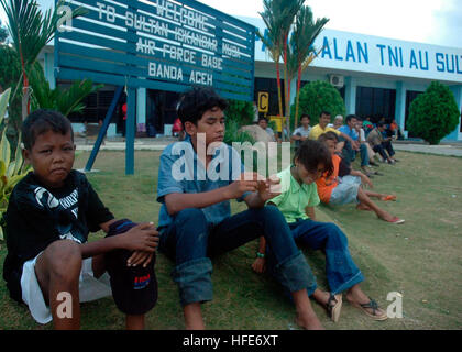 050104-N-9293K-436 Aceh, Sumatra, Indonésie (janv. 4, 2005) - les enfants attendent de l'Indonésie pour l'alimentation et de secours humanitaires du Sultan Iskandar Muda Air Force Base, à Banda Aceh, Sumatra, Indonésie. Les équipes médicales de l'USS ABRAHAM LINCOLN (CVN 72), Carrier Air Wing 2 (CVW-2) et l'Organisation internationale pour les migrations (OIM) L'établissement d'un site de tri situé sur le Sultan Iskandar Muda Air Force Base, à Banda Aceh, Sumatra. Les deux équipes ont travaillé de concert avec les membres de l'Australian Air Force pour fournir les premiers soins médicaux aux victimes du Tsunami des régions côtières. L'Abraham Lincoln Carrie Banque D'Images