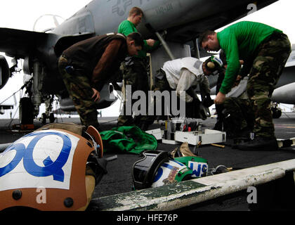 041229-N-4166B-053 de l'océan Pacifique (déc. 29, 2004) - Les marins affectés à l 'Lancers' d'un escadron d'attaque électronique trente un (VAQ-131), le travail sur le crochet de la queue d'un EA-6B Prowler sur le pont du USS ABRAHAM LINCOLN (CVN 72). Lincoln et Carrier Air Wing 2 (CVW-2) sont actuellement déployés à l'ouest de l'océan Pacifique sur un déploiement prévu. Groupe aéronaval du Neuf (CSG-9) est le premier à être utilisé dans le rôle de surtension à l'appui du chef des opérations navales d'intervention de la flotte (PRF). U.S. Navy photo by Photographer's Mate Airman Jordon R. Beesley (libéré) US Navy 041229-N-4166 Banque D'Images