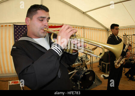 041215-3236B-010 Clervaux, Belgique (déc. 15, 2004) Ð 3e classe Jason Hanna musicien, un jazz trompettes dans le commandant de la Sixième Flotte Ensemble Jazz, divertit les anciens combattants de la Seconde Guerre mondiale, soldats et marins en service actif au cours d'un déjeuner en l'honneur de la libération de Clervaux, Belgique. Événements servent à commémorer le 60e anniversaire de l'offensive allemande dans les Ardennes Région de la Belgique et du nord du Luxembourg, où les forces américaines ont subi une de ses plus grandes pertes au cours de la DEUXIÈME GUERRE MONDIALE. U.S. Navy photo by PhotographerÕs Mate 1re classe Ted (banques) PARUTION US Navy 041215-N-3236B-010 Music Banque D'Images