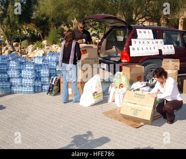 041230-N-9563N-001 Manama, Bahreïn (31 déc. 30, 2004) - Les bénévoles de la base navale américaine (NSA), Bahreïn, pack de la nourriture et des vêtements dans des boîtes qui seront transportées au Sri Lanka pour aider les victimes du tsunami qui a eu lieu le 26 décembre 2004. U.S. Navy photo by Photographer's Mate 2e classe Phillip A. Nickerson Jr. (libéré) US Navy 041230-N-9563N-001 bénévoles à la base navale américaine (NSA), Bahreïn, pack de la nourriture et des vêtements dans des boîtes qui seront transportées à Sri Lanka Banque D'Images