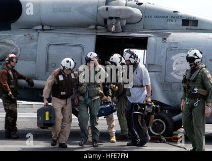 050103-N-1229B-063 de l'Océan Indien (jan. 3, 2005) Ð le présentateur de CBS Dan Rather et son équipage news retour à l'USS ABRAHAM LINCOLN (CVN 72) après la visite de l'île de Sumatra, en Indonésie. L'Abraham Lincoln est actuellement dans l'Océan Indien, au large des eaux de l'Indonésie et la Thaïlande. U.S. Navy photo by PhotographerÕs Mate Airman Patrick M. Bonafede (libéré) US Navy 050103-N-1229B-063 Présentateur de CBS Dan Rather et son équipage news retour à l'USS ABRAHAM LINCOLN (CVN 72) après la visite de l'île de Sumatra, Indonésie Banque D'Images