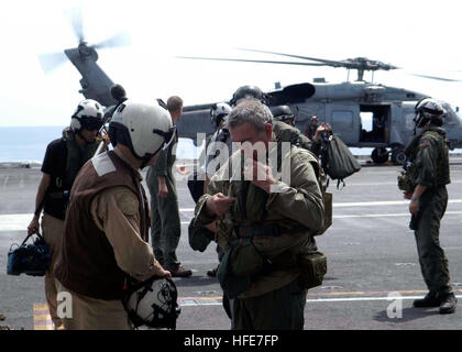 050103-N-1229B-073 de l'Océan Indien (jan. 3, 2005) - Le présentateur de CBS Dan Rather et son équipage news retour à l'USS ABRAHAM LINCOLN (CVN 72) après la visite de l'île de Sumatra, en Indonésie. L'Abraham Lincoln est actuellement dans l'Océan Indien, au large des eaux de l'Indonésie et la Thaïlande. U.S. Navy photo by PhotographerÕs Mate Airman Patrick M. Bonafede (libéré) US Navy 050103-N-1229B-073 Présentateur de CBS Dan Rather et son équipage news retour à l'USS ABRAHAM LINCOLN (CVN 72) après la visite de l'île de Sumatra, Indonésie Banque D'Images