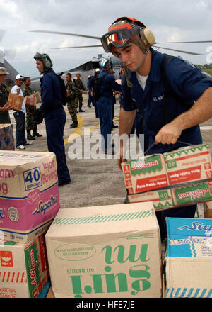 050104-N-9403F-121 Aceh, Sumatra, Indonésie (janv. 4, 2005) - Un marin affecté à Carrier Air Wing 2 (CVW-2) les piles de boîtes de secours à l'aéroport de Banda Aceh, Sumatra, Indonésie. CVW-2 affectés à des hélicoptères et les marins de l'USS ABRAHAM LINCOLN (CVN 72) mènent des opérations humanitaires à la suite du tsunami qui a frappé l'Asie du Sud Est. L'Abraham Lincoln est actuellement dans l'Océan Indien, au large des eaux de l'Indonésie et la Thaïlande. U.S. Navy photo by Photographer's Mate 3e classe Jason Frost (L.) PARUTION US Navy 050104-N-9403F-121 comme un marin Banque D'Images