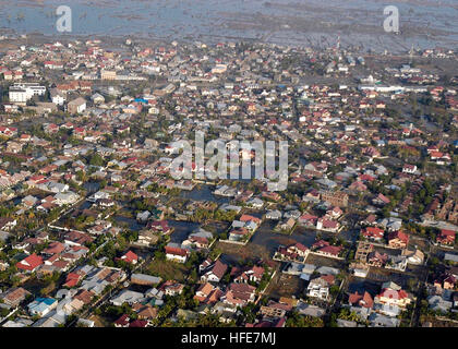 050106-N-4166B-024 Aceh, Sumatra, Indonésie (janv. 6, 2005) Ð Une vue aérienne de ce tsunami à Aceh, Sumatra, Indonésie. Porte-hélicoptères affectés à deux de l'Escadre aérienne (CVW-2) et les marins de Abraham Lincoln appuient l'opération Unified Assistance, l'opération humanitaire d'efforts à la suite du tsunami qui a frappé l'Asie du Sud Est. L'Abraham Lincoln est actuellement dans l'Océan Indien, au large des eaux de l'Indonésie et la Thaïlande. U.S. Navy photo by PhotographerÕs Mate Airman Jordon R. Beesley (libéré) US Navy 050106-N-4166B-024 Une vue aérienne de Tsunami-str Banque D'Images