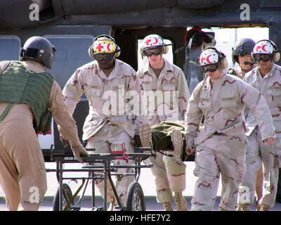 050108-N-0140K-001 le Koweït (janv. 8, 2005) - Navy Corpsmen décharger une personne blessée d'un UH-60A Black Hawk hélicoptères d'assaut/utilitaire affecté à la 1022e Compagnie médicale américaine ArmyÕs (air ambulance). Les Corpsmen sont attachés à l'expéditionnaire installation médicale, Portsmouth au Camp Arifjan, qui exploite le seul niveau 111 Soins Médicaux militaires dans le pays du Koweït. Photo de la Marine américaine par le lieutenant Joshua Keil (publié) US Navy 050108-N-0140K-001 Navy Corpsmen décharger une personne blessée d'un UH-60A Black Hawk hélicoptère utilitaire et d'assaut affecté à l'armée américaine  % %5Ersquo,s 1022e Medical Co Banque D'Images