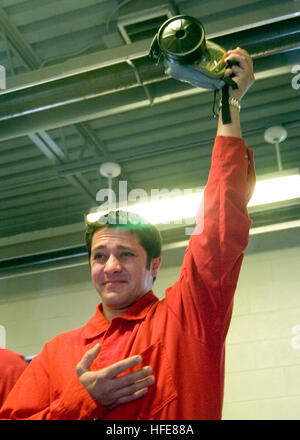 050113-N-5576W-005 Grands Lacs, Illinois (janv. 13, 2005) Ð David Stremme, pilote de l'équipe de course de NASCAR de la Marine, tient sa-2P MCU haut masque à gaz comme il connait les effets de gaz CS Formation CommandÕs à recruter des chambre de confiance. Les membres de l'équipe NASCAR Marine visité Naval Station Grands Lacs de se recruter et de formation ont été les invités spéciaux lors d'un récent examen de l'obtention du diplôme. Lors de leur visite au commandement de l'instruction des recrues, l'équipe a connu des évolutions boot camp première main et a signé des autographes pour les recrues et un les élèves du secondaire. U.S. Navy photo by PhotographerÕs Mate 1re classe Micha Banque D'Images