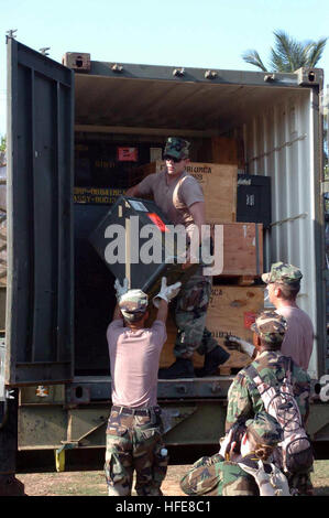 050115-N-6843I-001 Koggala Gala, Sri Lanka (janv. 15, 2005) - Mobile Naval Construction Battalion sept (NMCB-7) Constructionman Robert Olsen, de Rochester, au Minnesota, décharger un camion de fournitures avant son bataillon commence à travailler sur plusieurs projets d'élimination des débris. Plus de 18 000 soldats, marins, aviateurs, soldats et gardes côte avec force d'appui combiné Trois Cinq Six (CSF-536) travaillent avec les forces militaires internationales et non gouvernementales pour appuyer les efforts de secours dans le cadre de l'opération Unified Assistance, les secours humanitaires pour venir en aide aux victimes du tsunami Banque D'Images