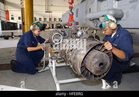 021119-N-8029P-003 San Diego, Californie (nov. 19, 2002) Ð MachinistÕs Aviation Mate 2e classe Luz Flores (à gauche) et de l'Aviation 3e classe MachinistÕs Mate Jeremy Acosta d'hélicoptères de l'Escadron anti-sous-dix (HS 10), travailler sur un T-700 Moteur après son retrait d'un SH-60F 'Sea hawk.' HS-10 est un escadron de remplacement de la flotte (FRS) utilisés pour entraîner les pilotes et équipages de la marine. U.S. Navy photo by PhotographÕs Mate 3 Classe Ramon Preciado. (Libéré) US Navy 021119-N-8029P-003 Machiniste Aviation Mates 3 Classe Jeremy Acosta d'hélicoptères de l'Escadron anti-sous-dix (HS 10), travailler sur un T-700 Moteur après re Banque D'Images