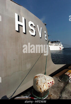 050130-N-8629M-090 Singapour (janvier 1985). 30, 2005) - Deux navires à grande vitesse (HSV 2) Swift arrive à Singapour transportant des fournitures d'aide humanitaire, y compris la médecine pour la commande de transport maritime militaire navire-hôpital USNS Mercy (T-AH 19). Merci a été déployée en avant pour appuyer l'opération Unified Assistance, l'opération humanitaire d'efforts à la suite du tsunami qui a frappé l'Asie du Sud Est. U.S. Navy photo By Photographer's Mate 3 classe Rebecca J. Moat (libéré) US Navy 050130-N-8629M-090 deux navires à grande vitesse (HSV 2) Swift arrive à Singapour transportant des fournitures d'aide humanitaire, dont med Banque D'Images