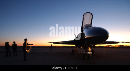 050203-N-8977L-010 El Centro, en Californie (fév. 3, 2005) - Un chef d'équipe affectée à la Blue Angels, signaux de démarrer les moteurs d'un F/A-18A Hornet pour une vérification d'entretien préventif quotidien durant leur formation à bord d'hiver annuel Naval Air Facility (NAF) El Centro (Californie) les 10 semaines de formation d'hiver se termine au début de mars, après que l'équipe réalise un minimum de 120 vols au cours d'un rigoureux six jours par semaine, trois vols par jour calendrier. On estime que 15 millions de spectateurs voir l'équipe au cours de spectacles aériens chaque année. U.S. Navy photo by Photographer's Mate 2e classe Johansen Laurel (publié) Banque D'Images