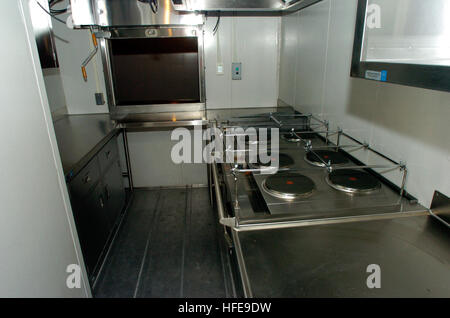 050204-N-7676W-257 Freeland, Washington (fév. 4, 2005) - La cuisine à bord du navire le plus récent de la Marine, le Littoral (Craft-Experimental Surface X-Craft), Sea Fighter (FSF), à 1 frères Nichols Boat Builders dans Freeland, Washington Sea Fighter sera utilisée pour évaluer la performance hydrodynamique, comportement structural, de la mission de la flexibilité et du système de propulsion de navires à grande vitesse. Le X-Craft est un catamaran en aluminium à haute vitesse qui permet de tester une variété de technologies, ce qui permettra à la Marine de fonctionner plus efficacement en littoral ou les eaux du littoral. U.S. Navy photo de John F. Williams (publié) Banque D'Images