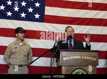 050209-F-7203T-193 Nice, France (fév. 9, 2005) - Secrétaire de la Défense (Cible confirmée) Donald H. Rumsfeld traite de l'équipage au cours d'une cérémonie à bord du destroyer de classe Spruance USS O'Bannon (DD 987) à Nice, France. Le Secrétaire Rumsfeld a visité le navire pour parler à l'équipage et de présenter différents prix y compris Marin et gestionnaire du navire de l'année. Le Secrétaire Rumsfeld est à Nice pour assister à une conférence avec les ministres de l'OTAN de défense. Photo par Tech. Le Sgt. Cherie A. Thurlby (libéré) US Navy 050209-F-7203T-193 (Secrétaire de la Défense Donald H. Rumsfeld cible confirmée) traite de l'équipage d Banque D'Images