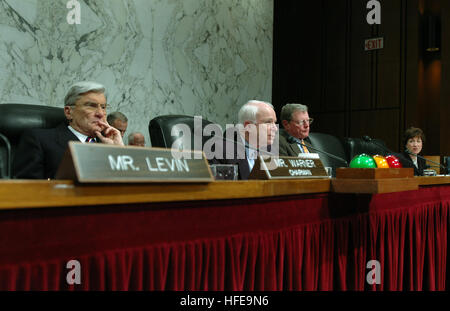 050210-N-2383B-225 Washington, D.C. (31 déc. 10, 2005) - Les membres de la Commission des forces armées du Sénat, de gauche, les sénateurs John Warner (R-VA), John McCain (R-AZ) et James Inhofe question top hauts dirigeants des Forces armées américaines au cours de la demande d'autorisation de la Défense pour l'exercice 2006 et l'avenir Programme de défense. U.S. Navy photo de photographe en chef 4400 Johnny Bivera (publié) US Navy 050210-N-2383B-225 Les membres de la Commission des forces armées du Sénat, de gauche, les sénateurs John Warner (R-VA), John McCain (R-AZ) et James Inhofe question top hauts dirigeants des États-Unis Banque D'Images