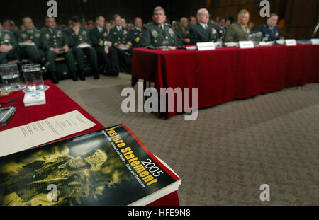 050210-N-2383B-262 Washington, D.C. (31 déc. 10, 2005) - Les membres de la Commission des forces armées du Sénat question top hauts dirigeants des Forces armées américaines, de gauche, chef de l'armée américaine, le général Peter Schoomaker, chef des opérations navales (ONC) Adm. Vern Clark, Commandant de la Marine Corps, le général Michael W. Hagee, et chef de l'US Air Force, le général John P. Cavalier, au cours de la demande d'autorisation de la Défense pour l'exercice 2006 et l'avenir Programme de défense. U.S. Navy photo de photographe en chef 4400 Johnny Bivera (publié) US Navy 050210-N-2383B-262 Les membres du Comité sénatorial des forces armées se Banque D'Images