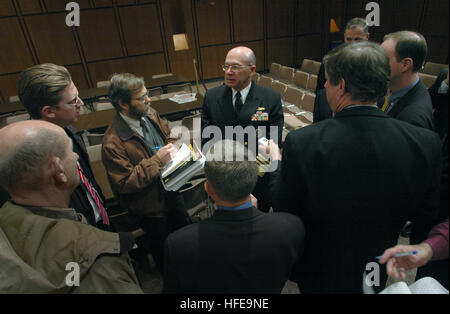 050210-N-2383B-458 Washington, D.C. (31 déc. 10, 2005) Ð Chef des opérations navales (ONC) Adm. Vern Clark parle aux journalistes à l'issue de la Commission des forces armées du Sénat la posture des audiences pour la Défense nationale demande d'autorisation pour l'exercice 2006 et l'avenir Programme de défense. U.S. Navy photo de photographe en chef 4400 Johnny Bivera (publié) US Navy 050210-N-2383B-458 Chief of Naval Operations (ONC) Adm. Vern Clark parle aux journalistes à l'issue de la commission sénatoriale des services armés des audiences de la posture Banque D'Images
