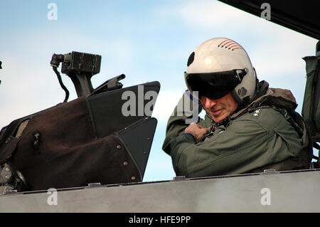 050211-N-5431H-002 Virginia Beach, en Virginie (fév. 11, 2005) - Commandant, Commandement de la flotte américaine, le SMA. William J. Fallon ajuste ses sangles de sièges à l'arrière d'un F-14D Tomcat, affecté à la "Grim Reapers" d'un escadron de chasse zéro Un (VF-101), à bord d'Naval Air Station Oceana, Va. Adm. Fallon, un officier de vol, a été invité par VF-101 pour un dernier vol avec la permission de monter en raison de la F-14 Tomcat de retraite à venir. Fallon a enregistré plus de 1 300 atterrissages carrier-arrêté et 4 800 heures de vol en avion à réaction tactique. VF-101 est le seul de la Marine américaine pour l'Escadron de remplacement de la flotte Banque D'Images