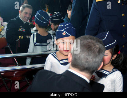 021127-N-1777B-002 Qingdao, Chine (nov. 27, 2002) -- La Cmdr. Chuck Nygaard, Commandant, de l'USS Paul F. Foster parle avec des enfants à l'école maternelle de la Marine de la flotte de la mer du Nord à la suite d'une exécution par les étudiants, qui souhaitent la bienvenue à la NavyÕs destroyerÕs classe Spruance marins. Paul F. Foster, homeported à Everett, Washington, est le premier navire de la Marine américaine à visiter la Chine continentale depuis mars 2001, suite à la destruction d'un Marine américain EP-3E ÒAriesÓ les avions de reconnaissance en avril 2001. Photo de la Marine américaine par le journaliste 2e classe Shawn Burns. (Libéré) US Navy 021127-N-1777B-002 Le Cmdr. Banque D'Images