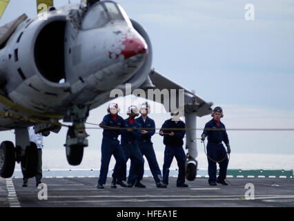 050217-N-9866B-001 de l'océan Pacifique (fév. 17, 2005) - Aviation Boatswain's Mates travaillent ensemble pour fournir des conseils à un AV-8A Harrier des avions d'entraînement comme l'aéronef est hissé en l'air pendant un vol de formation de pont à bord du forage navire d'assaut amphibie USS Peleliu (LHA 5). Peleliu est actuellement en cours au large de la côte sud de la Californie pour la formation des évolutions. U.S. Navy photo by Zack Baddorf Journaliste 3 classe (libéré) US Navy 050217-N-9866B-001 Boatswain's Aviation Mates travaillent ensemble pour fournir des conseils à un AV-8A Harrier des avions d'entraînement comme l'aéronef est hissé en l'air du Banque D'Images