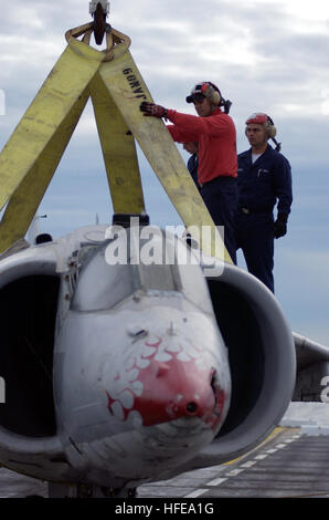 050217-N-9866B-003 de l'océan Pacifique (fév. 17, 2005) - Aviation Boatswain's Mates travailler ensemble en haut d'un AV-8A Harrier des avions d'entraînement comme une grue de levage est fixé à l'aéronef pendant les exercices de formation sur le poste de pilotage à bord du navire d'assaut amphibie USS Peleliu (LHA 5). Peleliu est actuellement en cours au large de la côte sud de la Californie pour la formation des évolutions. U.S. Navy photo by Zack Baddorf Journaliste 3 classe (libéré) US Navy 050217-N-9866B-003 Boatswain's Aviation Mates travailler ensemble en haut d'un AV-8A Harrier des avions d'entraînement comme une grue de levage est fixé à l'aéronef pendant Banque D'Images