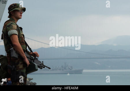 021129-N-1810F-001 à bord du USS Kitty Hawk (CV 63) 29 novembre 2002 -- Le Caporal Eric Swenson de Maple Grove, Minnesota, monte la garde avec un fusil M-4 alors que dans le port de Hong Kong, Chine. Kitty Hawk's mission actuelle est de fournir une présence dans la région Asie/Pacifique, conduite Formation et exercices avec des alliés régionaux, et, comme AmericaÕs Ò9-1-1Ó, restent disponibles pour répondre aux nouvelles missions nationales et chaque fois que nécessaire. whenver U.S. Navy photo by PhotographerÕs Mate 3 classe Todd Frantom s. (Libéré) US Navy 021129-N-1810F-001 montre permanent Banque D'Images