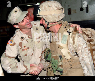 050228-N-9222M-046 Golfe Persique (fév. 28, 2005) - Commandant, Escadron amphibie onze, le Commodore Mark Donahue, gauche, accueille le Lieutenant-colonel Michael Ramos, BLT 1/3 Commandant, 31e Marine Expeditionary Unit (MEU), comme lui et d'autres marines et marins affectés à la 31e MEU retour à l'assaut amphibie USS Essex (DG 2). La 31e MEU revient après des opérations de combat en Irak. Déployées à l'avant, l'Essex de Sasebo, Japon, fera le trajet de retour à la fin de la 31e MEU backload Bill Validator. U.S. Navy photo by Photographer's Mate Airman Nicholas C. Messina (libéré) US Nav Banque D'Images