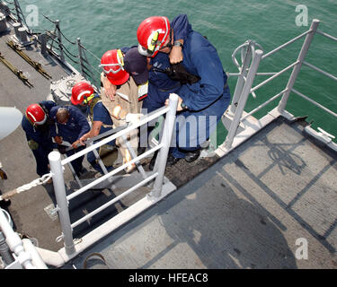 050228-N-9563N-005 Manama, Bahreïn (fév. 28, 2005) - Les membres de la base navale américaine (NSA), l'équipe d'intervention d'urgence (EIU) porte une victime simulée à un domaine médical de la lutte contre les mines, le USS Cardinal (MHC 60) pendant l'exercice 2005 Un marin du désert. L'exercice Desert Sailor est un exercice de deux semaines pour s'assurer que les efforts d'intervention d'urgence sont bien coordonnés avec les directions de Bahreïn en cas d'urgence réelle. U.S. Navy photo by Photographer's Mate 2e classe Phillip A. Nickerson Jr. (libéré) US Navy 050228-N-9563N-005 Les membres de la Loi de soutien de la Marine Banque D'Images