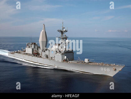 021127-N-3653A-004 en mer avec USS Arthur W. Radford (DD 968) 27 novembre 2002 -- l'Arthur W. Radford traverse la mer Méditerranée comme le destroyer de classe Spruance arrive à la fin d'un déploiement programmé régulièrement avec le groupe de combat de Washington à l'appui des opérations Enduring Freedom et Southern Watch. U.S. Navy photo by Photographer's Mate d'été 3ème classe M. Anderson. (Libéré) US Navy 021127-N-3653A-004 Spruance-classe Arthur W. Radford traverse la mer Méditerranée Banque D'Images