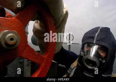 050308-N-2984R-028 du golfe Persique (Mar. 8, 2005) - Une équipe d'incendie homme plug ouvre un principal d'incendie sur le pont du signal pendant une quarts (GQ) à bord de la classe Nimitz porte-avions USS Harry S. Truman (CVN 75). Le Groupe aéronaval Truman est sur un déploiement à l'appui de la guerre globale contre le terrorisme. U.S. Navy photo by Photographer's Mate Airman Ricardo J. Reyes (libéré) US Navy 050308-N-2984R-028 de l'équipe d'incendie un homme bouchon ouvre un principal d'incendie sur le pont du signal pendant une quarts (GQ) à bord du porte-avions de classe Nimitz USS Harry S. Truman (CVN 75) Banque D'Images