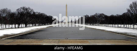 050308-N-0295M-013 Washington, D.C. (Mar. 8, 2005) Ð le Washington Monument se trouve à l'extrémité de la Lincoln Memorial Reflecting Pool sur le National Mall à Washington, D.C. Situé entre le Lincoln et Washington monuments dans la Constitution Gardens, le miroir d'eau n'est plus d'un tiers d'un mille de long et est bordée à l'ombre des arbres. U.S. Navy photo by PhotographerÕs Mate 2e classe Daniel J. McLain (libéré) US Navy 050308-N-0295M-013 Le Washington Monument se trouve à l'extrémité de la Lincoln Memorial Reflecting Pool sur le National Mall à Washington, D.C. Banque D'Images