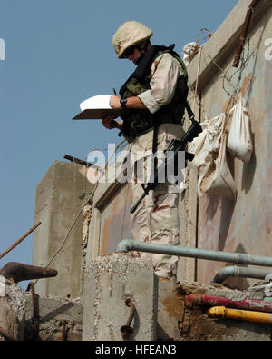 050309-N-7205P-093 Umm Qasr, l'Irak (mars 9, 2005) - l'aide d'ingénierie 1re classe Ellery Gibbs, affectés à la construction sous-marine Team One (UCT-1), soigneusement prend des mesures au cours d'une enquête auprès d'un jetée à la base navale de l'Iraq à Umm Qasr, l'Iraq. Photo de la Marine américaine à l'intérieur par électricien en communications 1re classe R. Kelly Preston (libéré) US Navy 050309-N-7205P-093 1re classe de l'aide d'ingénierie Ellery Gibbs, affectés à la construction sous-marine Team One (UCT-1), soigneusement prend des mesures au cours d'une enquête auprès d'un pier Banque D'Images