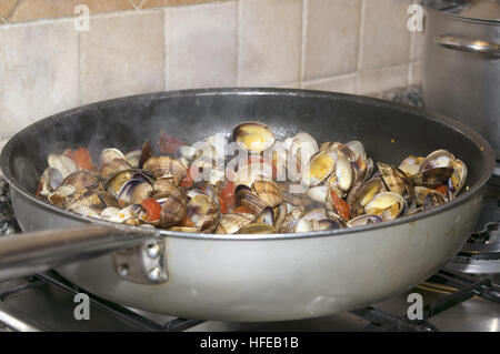 Casserole de sauce aux palourdes d'assaisonnement pour les pâtes spaghetti Banque D'Images