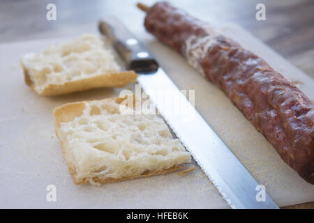 Pains plats ou focaccia au salami Banque D'Images