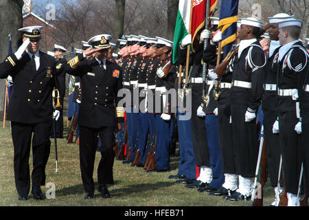 Le chef d'état-major de la marine indienne inspecte les troupes lors d'une cérémonie de bienvenue d'honneur au Washington Navy Yard lors d'une visite officielle aux États-Unis. Banque D'Images