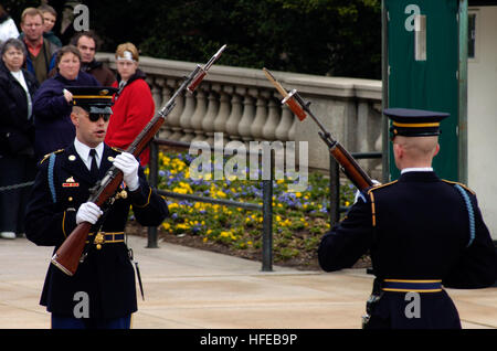 050324-N-0295M-156 Arlington, Va. (Mar. 24, 2005) Ð Le Cpl de l'armée américaine. Charlie Fowler, à gauche, les commandes PFC. Kristopher Hardon pour ÒPass ordersÓ sur votre pendant la cérémonie de la relève de la garde sur la tombe des inconnues dans le Cimetière National d'Arlington, en Virginie, le tombeau de l'inconnu est surveillé 24 heures par jour, 365 jours par an, et en tout temps par les sentinelles de garde tombe. Les sentinelles, tous volontaires, sont considérés comme les meilleurs du 3e Régiment d'infanterie (la vieille garde), dont le siège social est situé à Fort Myer, Va. U.S. Navy photo by PhotographerÕs Mate 2e classe Daniel J. McLain (libéré) US Navy 050324-N-0295M-15 Banque D'Images