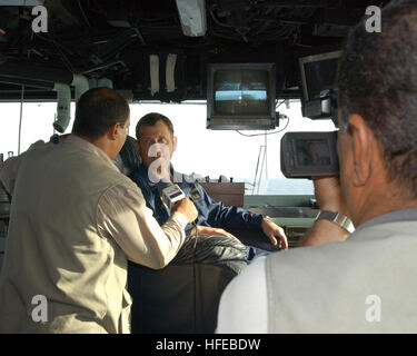 050326-N-9693B-008 Persian Gulf (Mar. 26, 2005) - Une nouvelle équipe de l'Al Iraqiya TV, une des deux seules stations de télévision nationale en Iraq, des interviews de commandant du USS Bonhomme Richard (DG 6), le capitaine J. Scott Jones. Al Iraqiya TV a mené des entrevues à bord du USS Bonhomme Richard, Duluth (LPD 6) et Al Basrah Oil Terminal (ABOT), ce qui porte l'histoire de coalition Les opérations de sécurité maritime (ASM) au peuple iraquien, d'un point de vue irakien. La MSO sont conçues pour détecter, dissuader, et perturber les organisations terroristes internationales (OTI) utilisation de l'environnement maritime, et définir les conditions f Banque D'Images