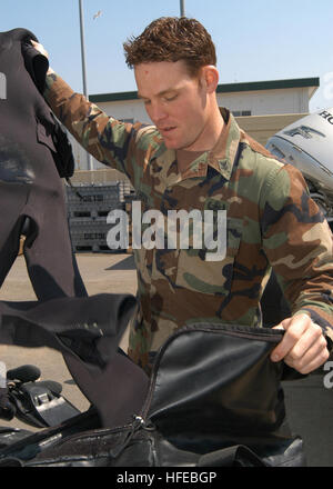 050329-N-2385R-013 Sasebo, Japon (Mar. 29, 2005) - Technicien en systèmes d'information 2e classe Joseph OÕBrien, affecté à l'unité mobile de destruction des engins explosifs (5 EODMU-5), un détachement de cinq, se prépare à se laver l'équipement de plongée pour retirer le sel de l'eau. L'EOD divers revenus récemment de Chinhae, la Corée après avoir achevé avec succès une mine sous-marine de l'exercice. U.S. Navy photo by PhotographerÕs Mate 3 Classe Yesenia Rosas (libéré) US Navy 050329-N-2385R-013 technicien des systèmes d'information 2e classe Joseph O % %5Ersquo,Brien, affecté à l'unité mobile de destruction des engins explosifs (5 EODMU-5), Det Banque D'Images