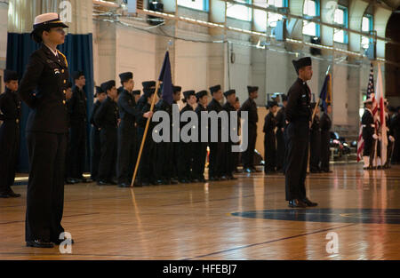 050330-N-9851B-004 Yokosuka, Japon (Mar. 30, 2005) - L'École secondaire Junior Kinnick Naval Reserve Officer Training Corps (NJROTC) stand cadets en formation en salle de sport à bord Thew Activités flotte Commandant Yokosuka (CFAY), le Japon avant qu'une compagnie et d'inspection et d'examen de passage cérémonie. U.S. Navy photo by Photographer's Mate 2e classe John L. Beeman (libéré) US Navy 050330-N-9851B-004 de l'école secondaire Junior Kinnick Naval Reserve Officer Training Corps (NJROTC) stand cadets en formation Banque D'Images