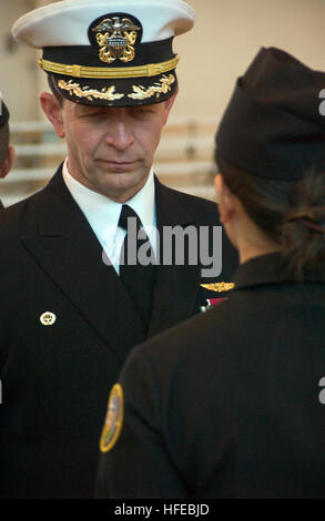 050330-N-9851B-016 Yokosuka, Japon (Mar. 30, 2005) - Commandant, Flotte et centre d'approvisionnement industrielle Yokosuska, Japon, Capt Sylvester P. Abramowicz Kinnick inspecte un High School Junior Naval Reserve Officer Training Corps (NJROTC) cadet dans Thew Sport à bord de la flotte du commandant au cours d'un NJROTC Yokosuka Activités d'inspection de l'entreprise et réussir l'examen et cérémonie. U.S. Navy photo by Photographer's Mate 2e classe John L. Beeman (libéré) US Navy 050330-N-9851B-016 Commandant, Flotte et centre d'approvisionnement industrielle Yokosuska, Japon, Capt Sylvester P. Abramowicz inspecte un haut Kinnick Sch Banque D'Images