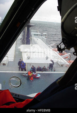 050330-C-0000B-500 Sitka, Alaska (Mar. 30, 2005) - UN U.S. Coast Guard Air Station Sitka, Alaska HH-60J Jayhawk équipage de l'hélicoptère a fait le tour de l'Alaska Marine Highways Systems avant de Kennicott ferry au transport aérien un 69-year-old-patient 65 milles au nord-ouest de Cape Spencer. L'équipage de l'hélicoptère a parcouru 140 milles marins au nord-ouest de Sitka pour mener des opérations de levage avec le ferry. Sur les conditions de prise de vue inclus des vents de 30 nœuds, d'une douche à effet pluie et de 10 à 15 pied, faire une mission de routine normalement plus difficile en raison de l'shipÕs ton deck. L'équipage de l'abaissé un nageur de sauvetage, maître de Jason Shepard Banque D'Images