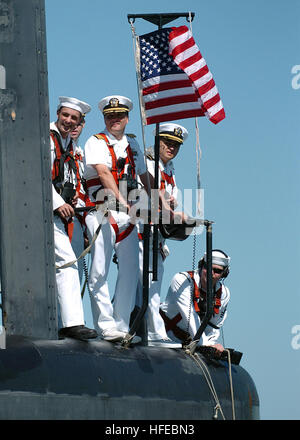 050401-N-7949W-001 San Diego, Californie (avr. 1, 2005) - L'équipage à bord de l'USS Ashville (SSN 758) l'homme de la tourelle de la Los Angeles-classe d'attaque en préparation pour entrer dans le canal pour la baie de San Diego. Le sous-marin et son équipage retournent à leur port d'attache de la base navale à Point Loma, en Californie après un déploiement de six mois dans l'ouest du Pacifique. Asheville effectué des missions de sécurité nationale et a participé à deux exercices internationaux. U.S. Navy photo by Photographer's Mate 1re classe (AW/SW/CNA) Daniel Woods (libéré) US Navy 050401-N-7949W-001 Les membres d'équipage affectés à Banque D'Images